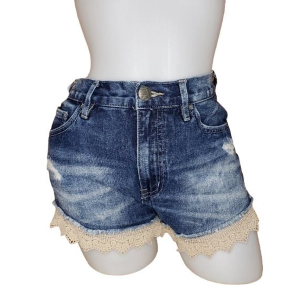 FREE PEOPLE DISTRESSED DENIM JEAN SHORTS WITH CROCHET LACE TRIM W27